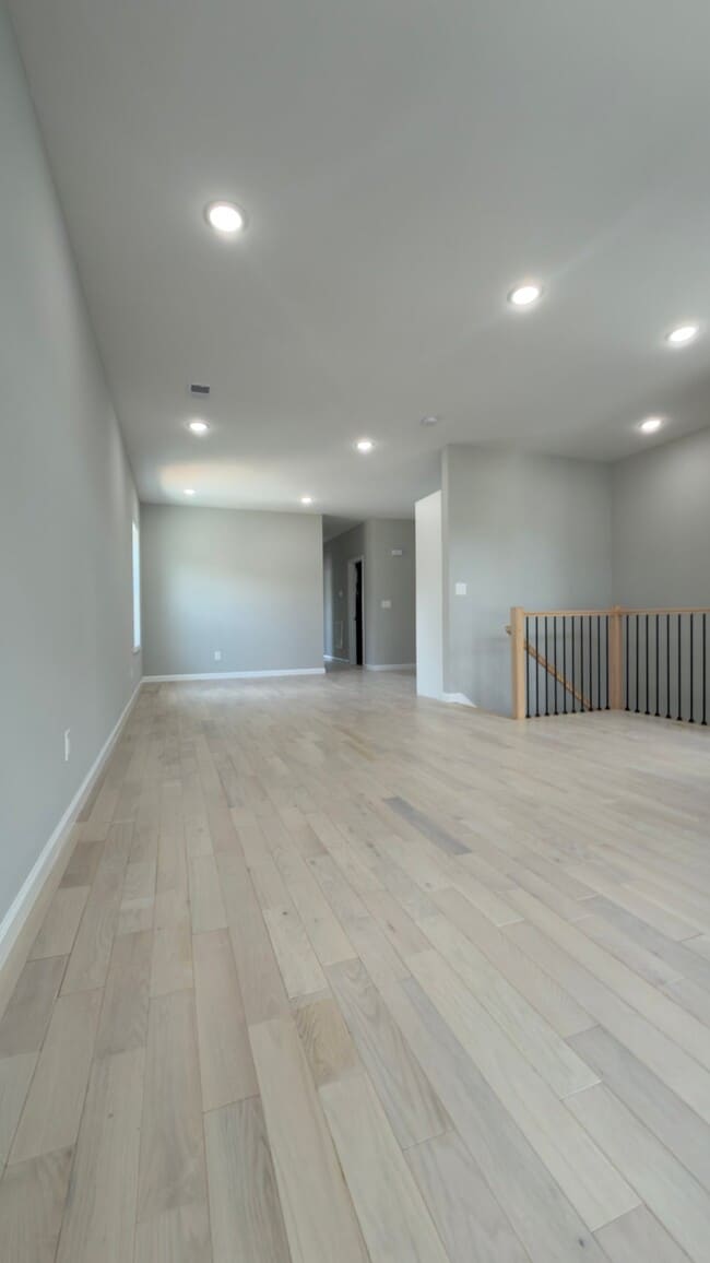 Building Photo - 565 E 24th St