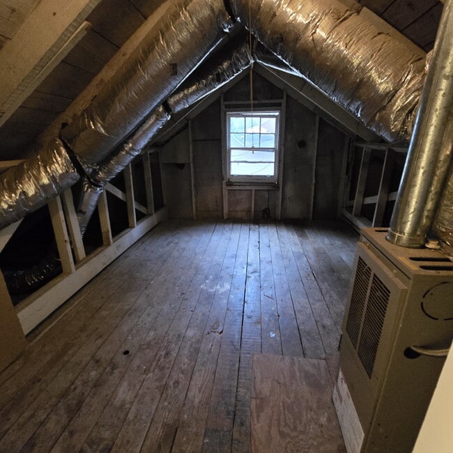 Building Photo - Full brick 3 bedroom, 1 and half bath home with screened in side porch, and an attic for extra st...