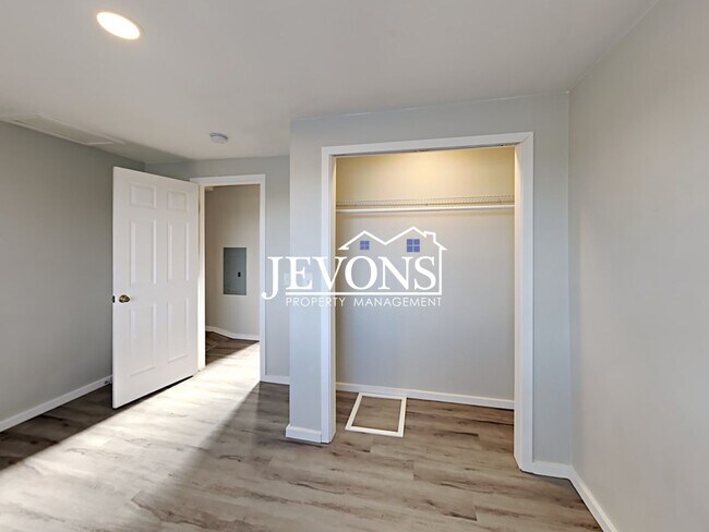 Building Photo - 3303 S Ainsworth Ave