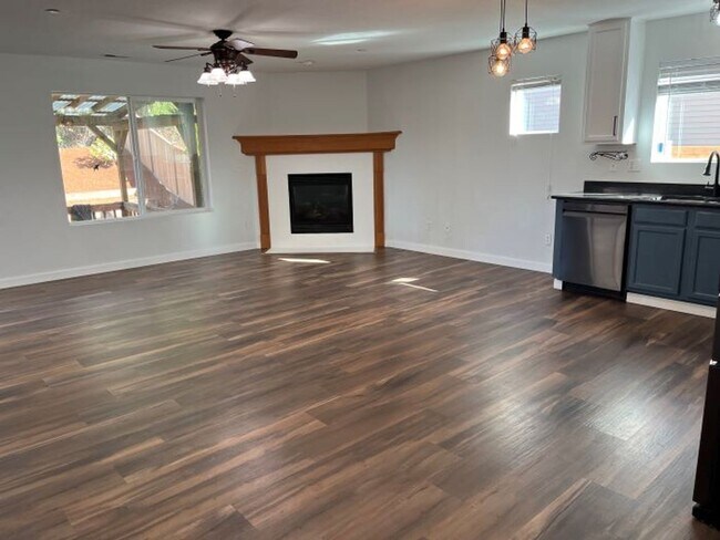 Building Photo - Spacious 3-Bedroom Home for Rent in Desirable DuPont