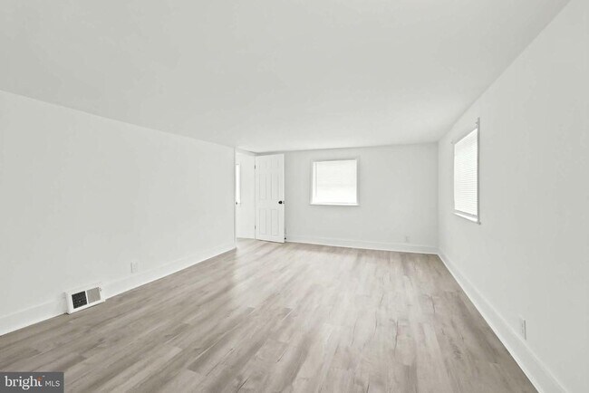 Building Photo - 471 N Elmwood Rd
