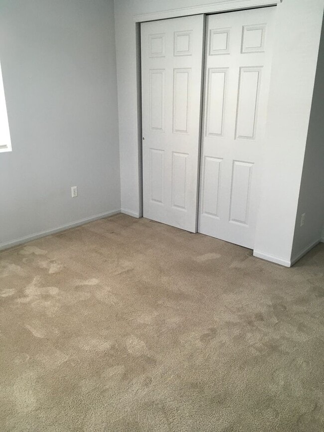 Building Photo - 3 BEDROOM, 2 BATHROOM TWIN HOME