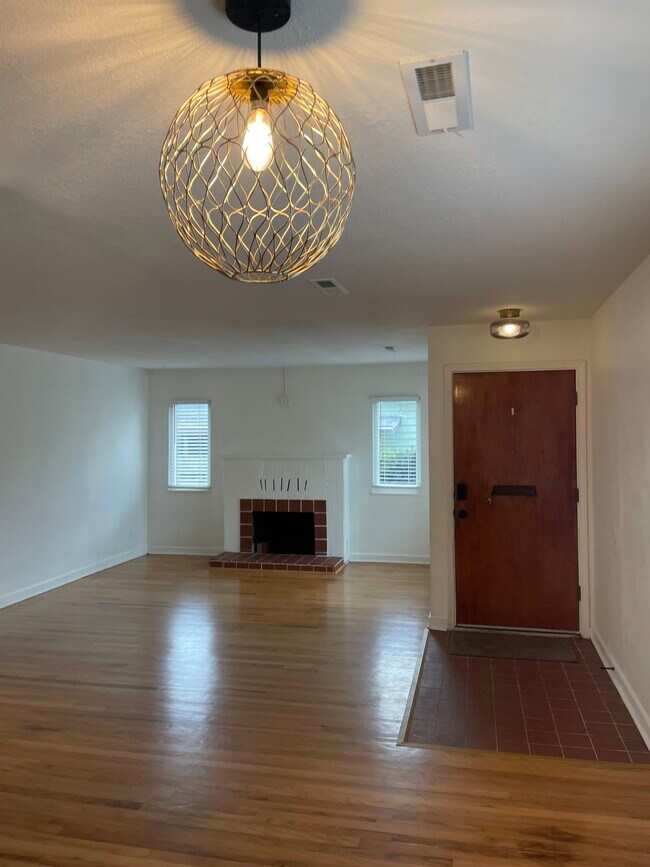 Building Photo - 1030 Lincoln St