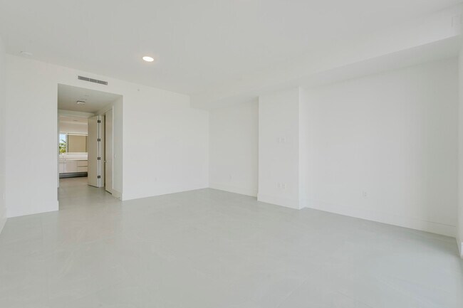 Building Photo - 220 Lake Shore Dr