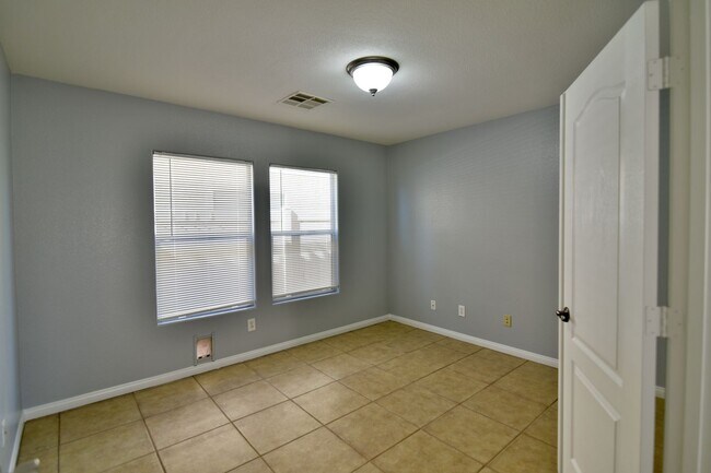 Building Photo - Spacious 4Bed/2Bath/2Car Home located in North Las Vegas w/ Pool!