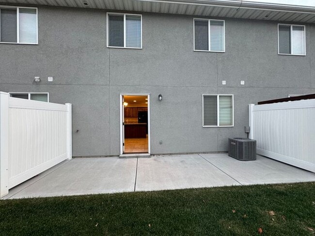 Building Photo - 3 bdrm 2 1/2 bth townhouse 1 Car Garage