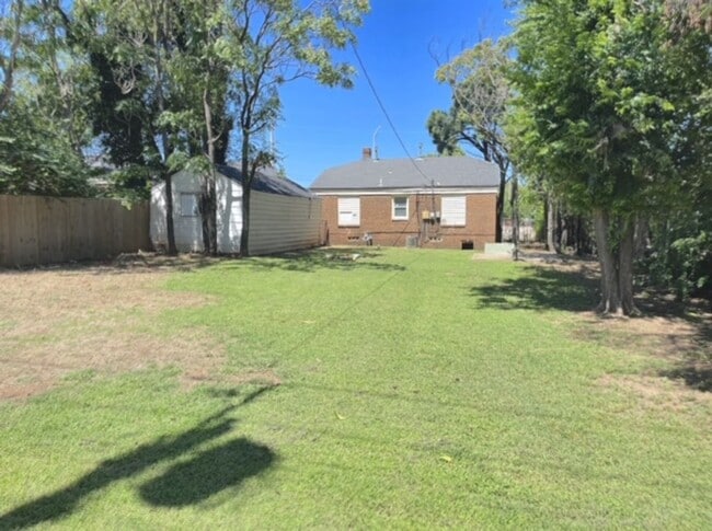 Building Photo - Charming 2 Bed 1 Bath Home - Convenient to Highways!