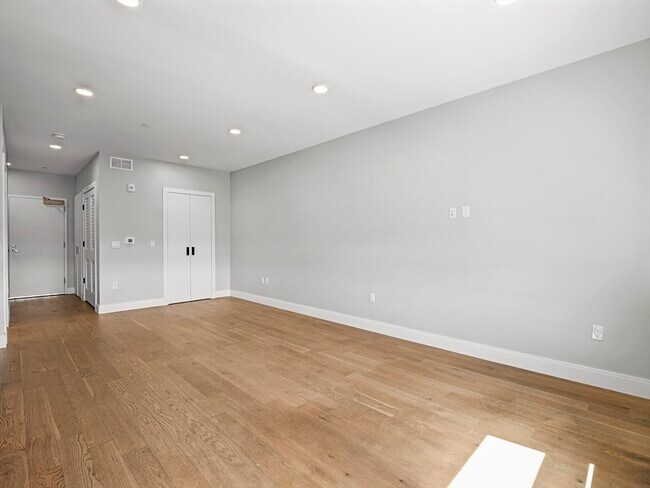 Building Photo - 9 Central St