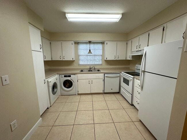 Building Photo - Spacious 3Bed/2Bath Condo in Colonial Point!