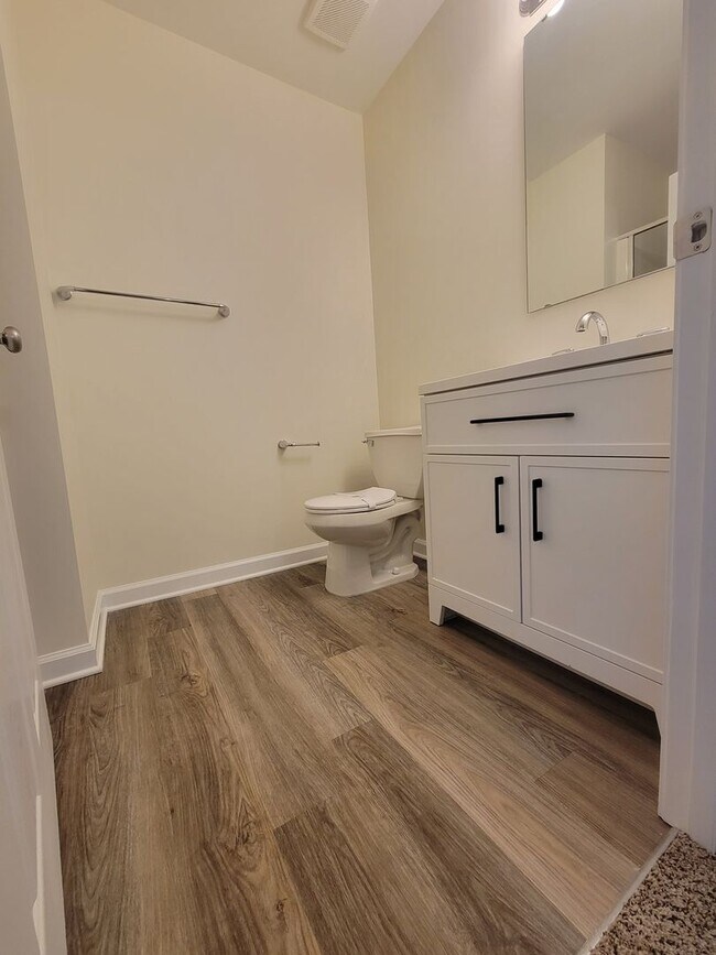 Building Photo - Cozy Convenient Condo