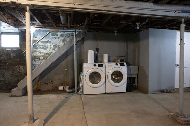 Building Photo - 1636 Dagmar Ave