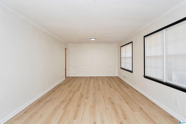 Building Photo - 3338 Crescent Dr