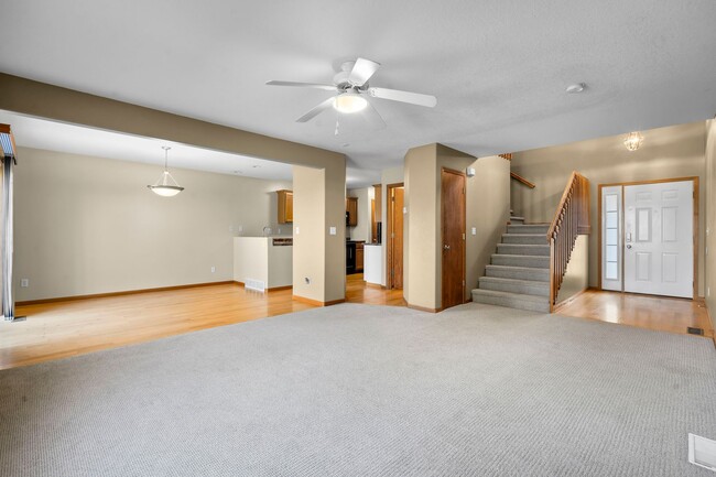 Building Photo - Beautiful End Unit Condo - 4 Bedrooms, Lin...