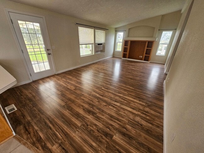 Building Photo - Spacious Home on 5 Acres For Rent!