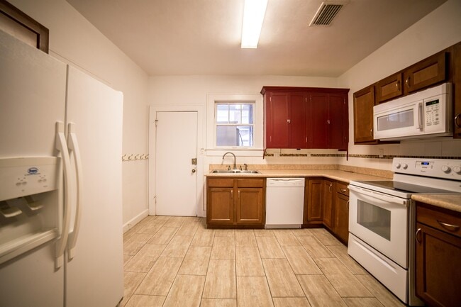 Building Photo - 1028 SW 4th Ave