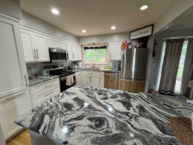 Building Photo - "Experience Elegant Living: 4-Bed Home with Granite Touches & Cozy Fireplace in Cottage Grove!"