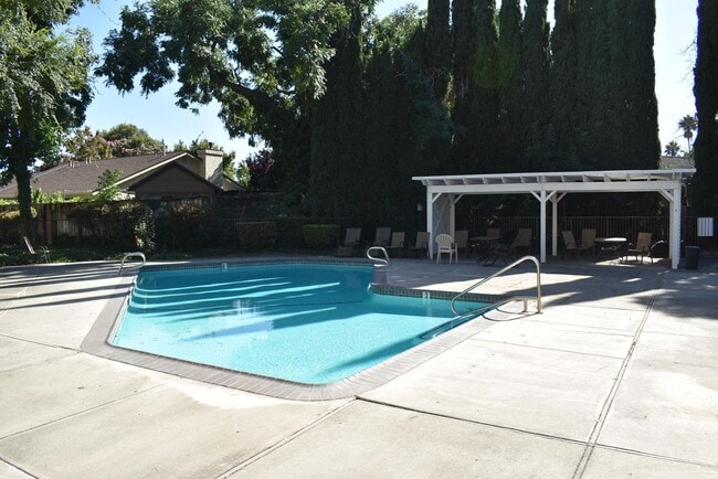 Building Photo - Woodstock Green Townhome unit with a commu...