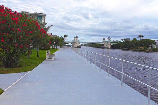 Building Photo - 200 Horizon W