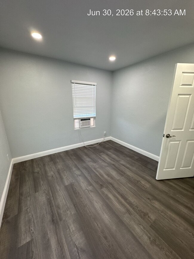 Building Photo - 2543