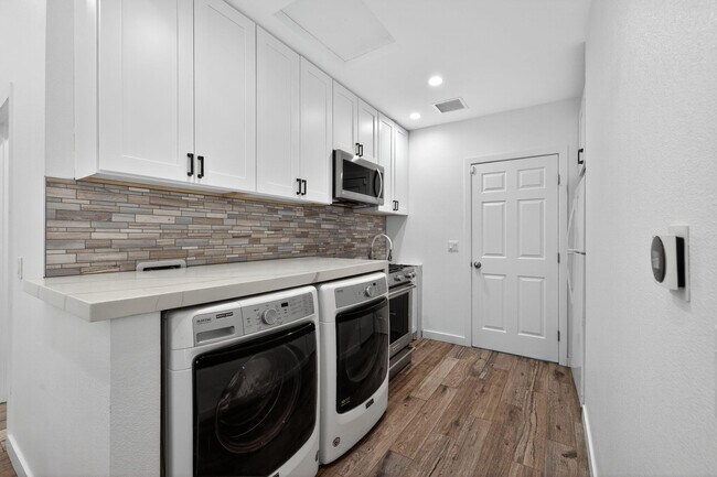 Building Photo - 985 N Tuxedo Cir