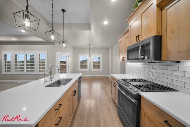 Building Photo - Beautiful and Modern 5 Bedroom Home in Cedar City!