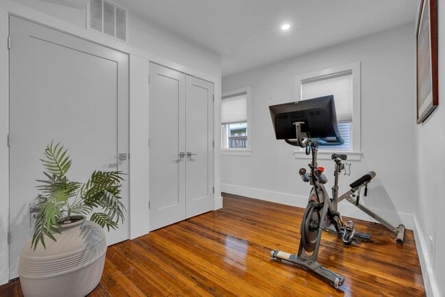 Building Photo - 351 Centre St