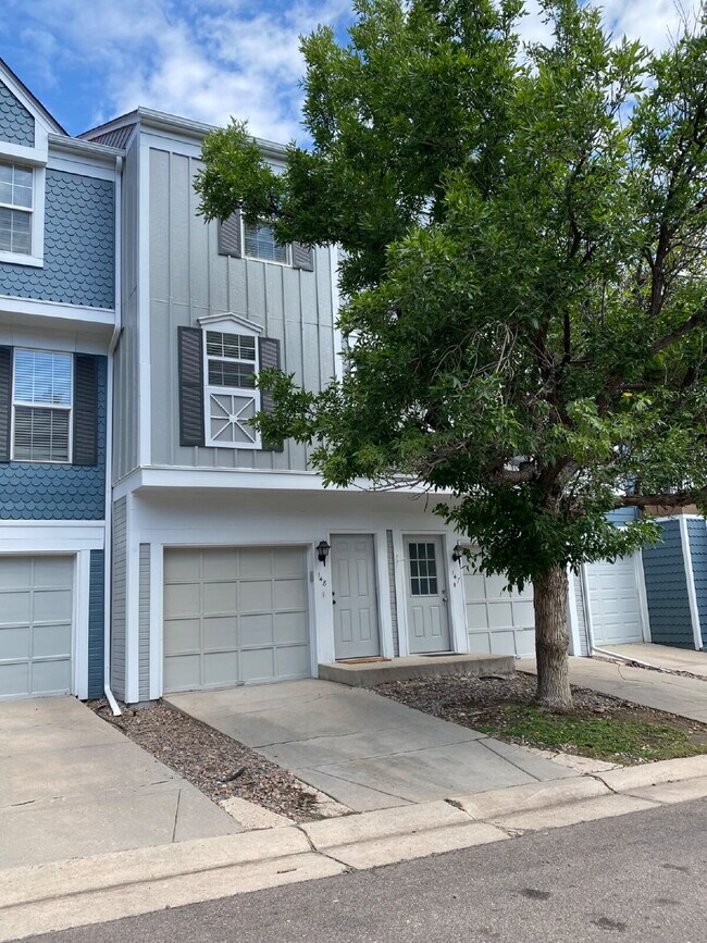 Building Photo - Beautifully updated townhome near Cherry C...