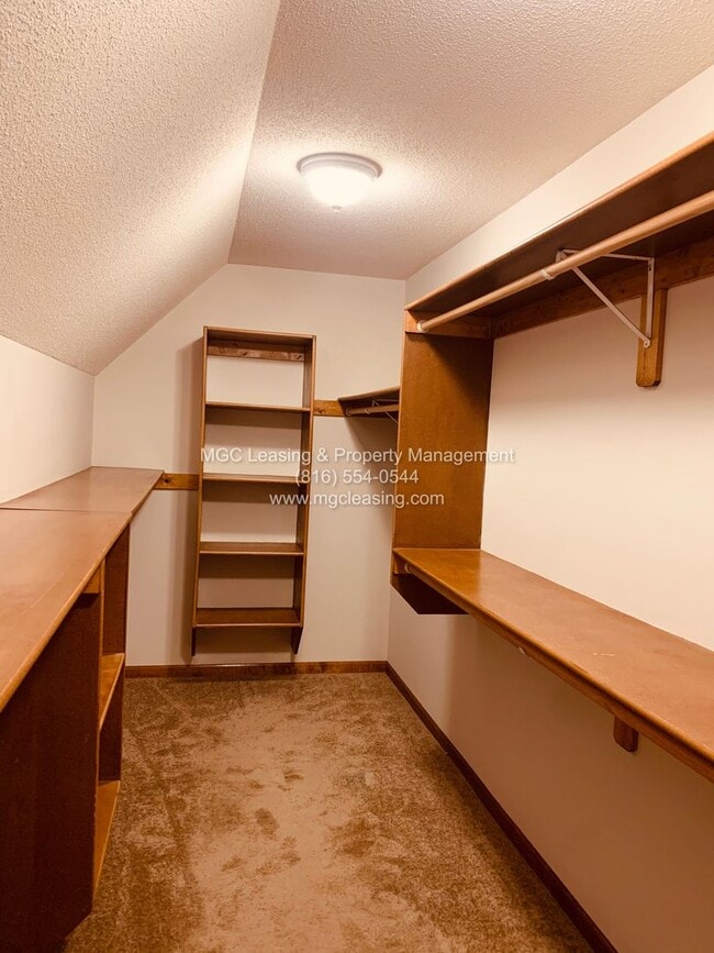 Building Photo - Spacious Raymore Townhome in Prime Remington Village Location