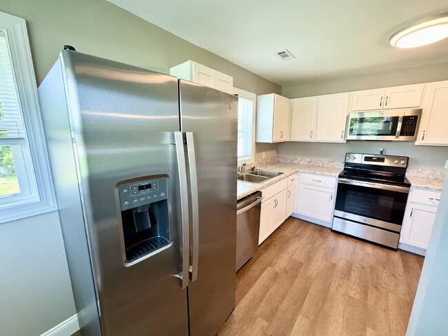 Building Photo - Remodeled Townhome Minutes from Downtown S...
