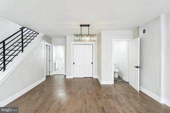 Building Photo - 382 Martin St