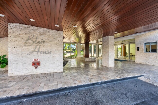 Building Photo - 9102 W Bay Harbor Dr