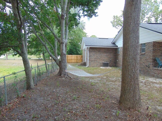 Building Photo - "NEW YEAR'S SPECIAL $500 OFF FIRST FULL MO...