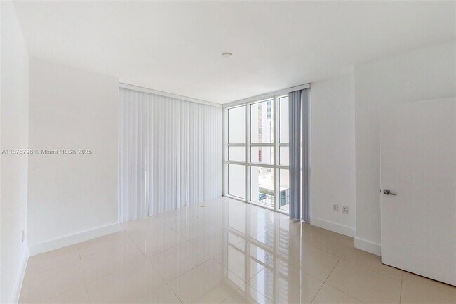 Building Photo - 951 Brickell Ave