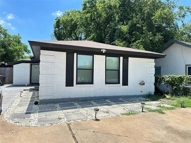 Building Photo - 807 W Broadus St