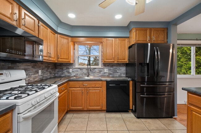 Building Photo - 108 Kings Point Rd