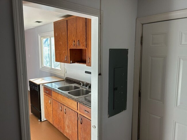 Building Photo - 3 Bed, 1 Bath Home