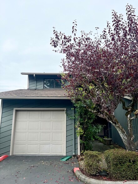 Front of condo - 25040 Lake Fenwick Rd