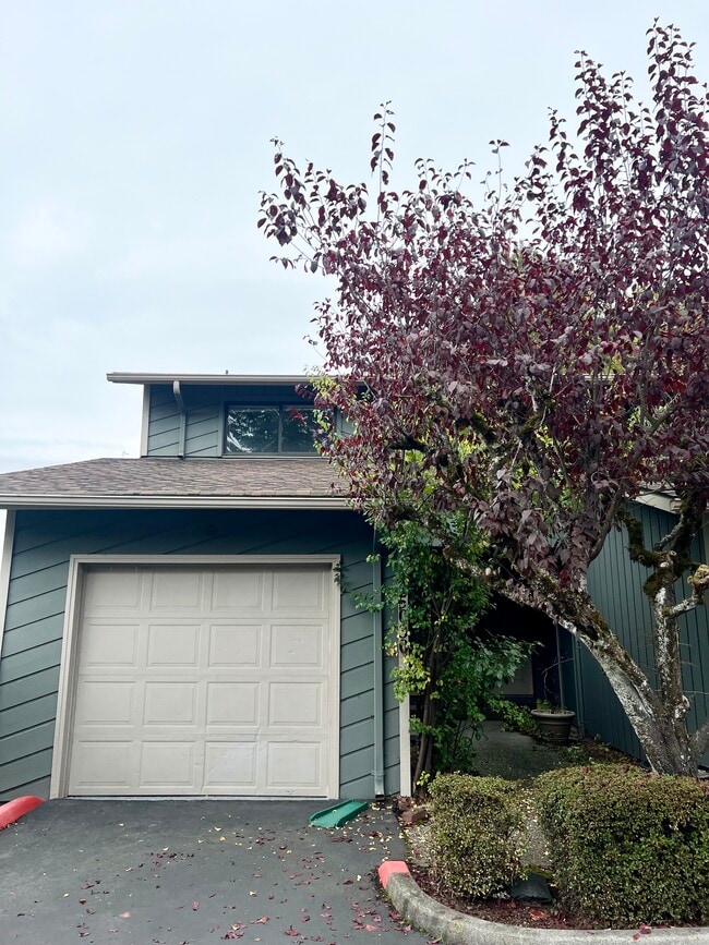 Front of condo - 25040 Lake Fenwick Rd