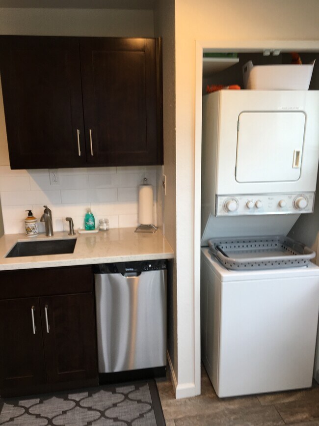 Building Photo - 609 N 48th St