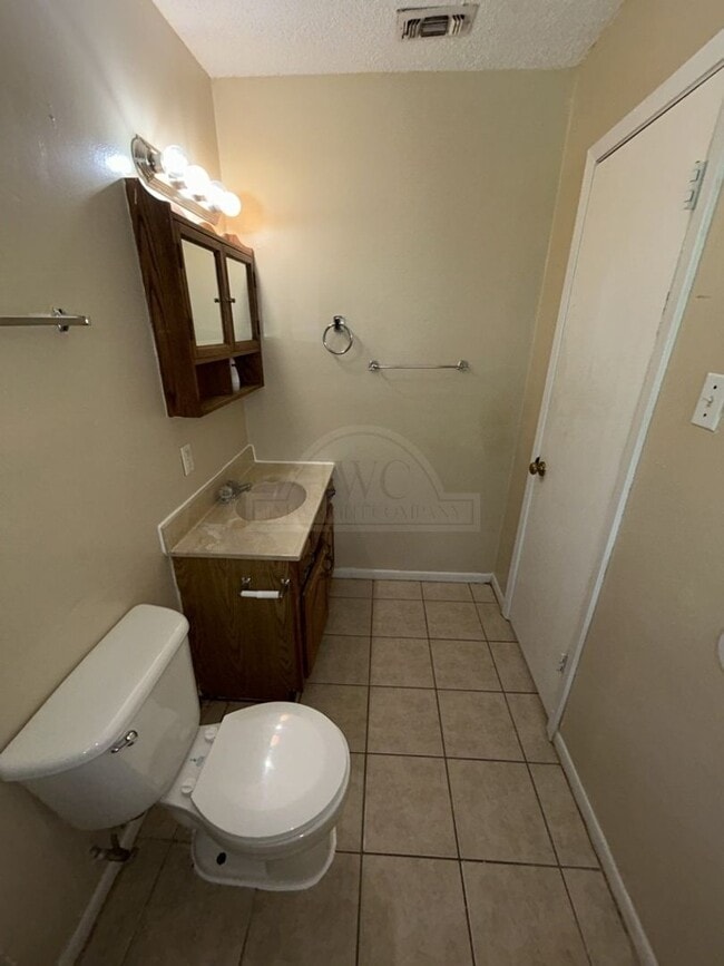 Building Photo - 908 Sutton Dr