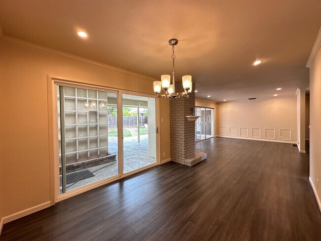 Building Photo - Upgraded Three Bedroom Duplex!