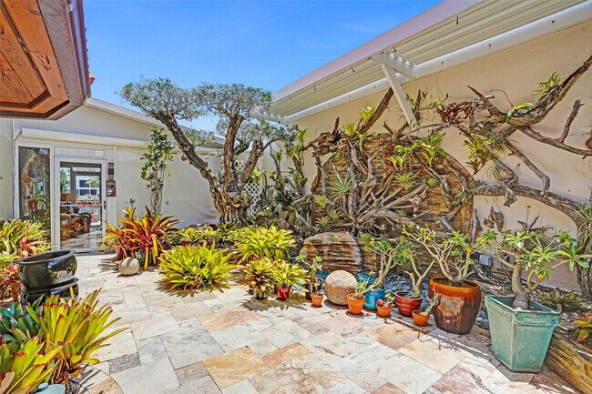 Building Photo - 683 Pelican Way