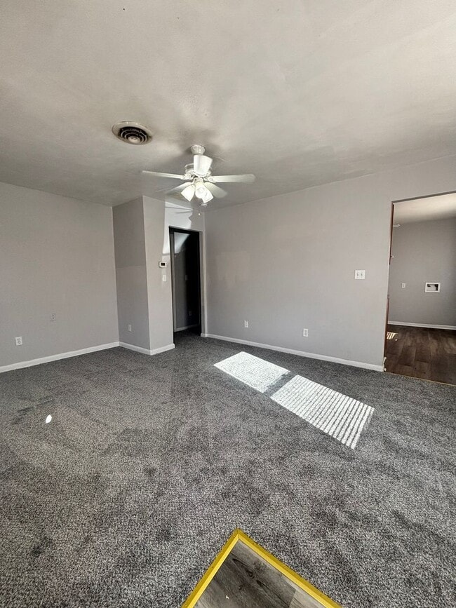 Building Photo - Adorable Two Bedroom Duplex In Truxton