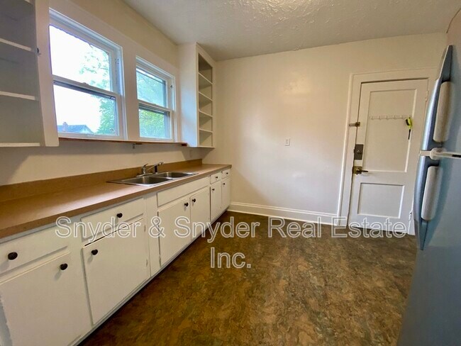 Building Photo - 400 Cloverdale Ave