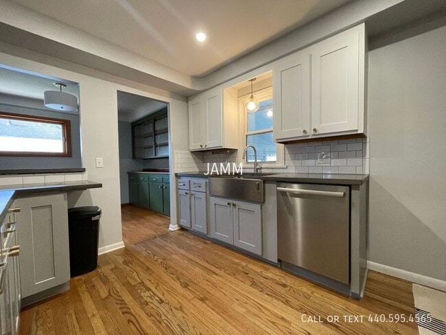 Building Photo - 7626 Sleepy Hollow Dr