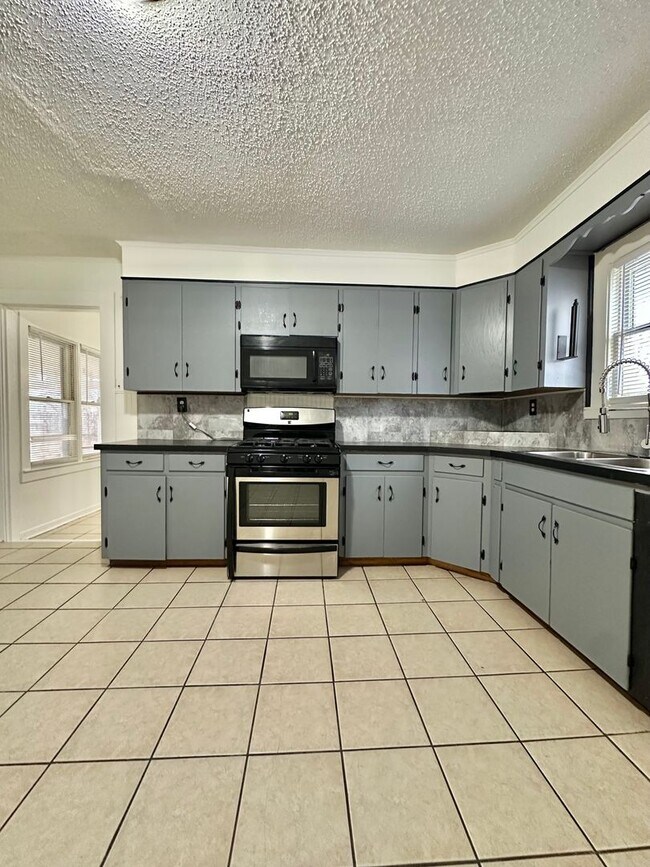 Building Photo - COMING SOON!!! -  Spacious 3-Bedroom Home Available to Lease!