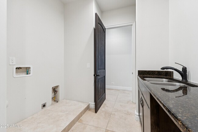 Building Photo - 11407 E Bellflower Ct