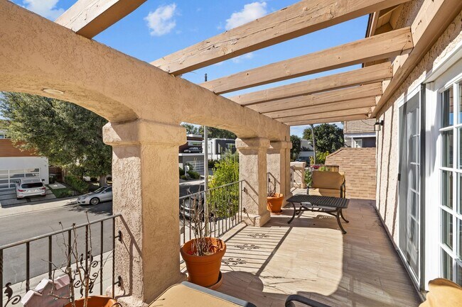 Building Photo - 5 Bedroom 5.5 Bathroom Pool Home in Encino