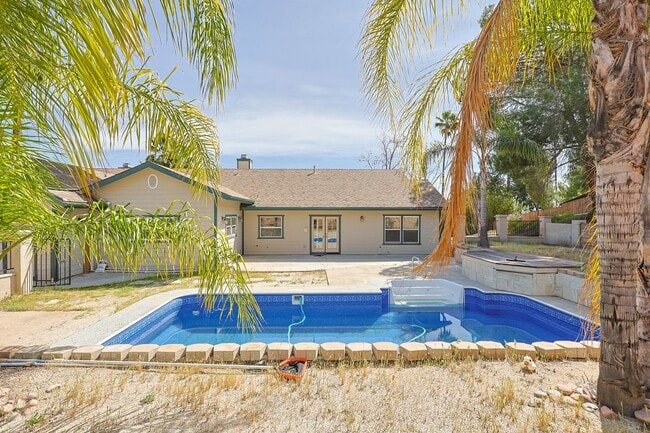 Building Photo - 5BR Home in Ramona Country Estates with Pool & Views