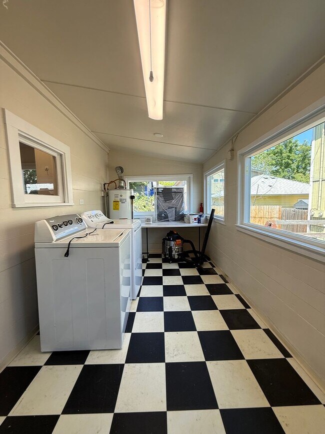 Building Photo - Cute two bedroom cottage in central Ashland Location | Available Now